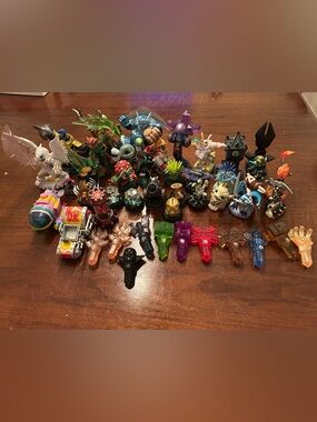 Massive Skyalnders Lot!!